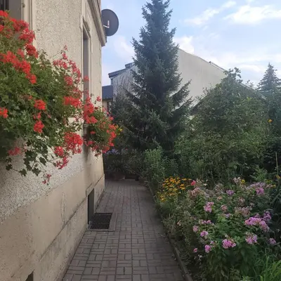 Ein Garten an der Unterkunft Ferienwohnung am Lockwitzbach