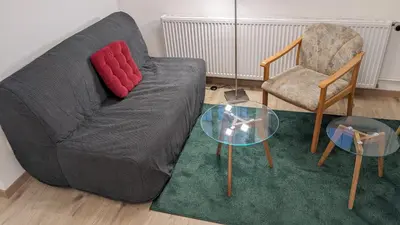 Ein Sitzbereich in der Unterkunft Striesener Idylle, ruhig und grün in Elbnähe
