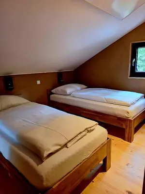 Ein Bett oder Betten in einem Zimmer der Unterkunft Naturcamping Brettmühlenteich