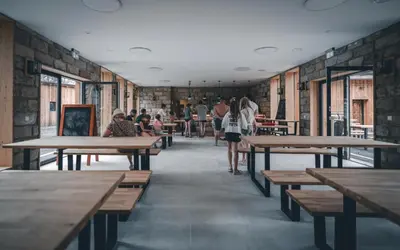Ein Restaurant oder anderes Speiselokal in der Unterkunft Naturcamping Brettmühlenteich