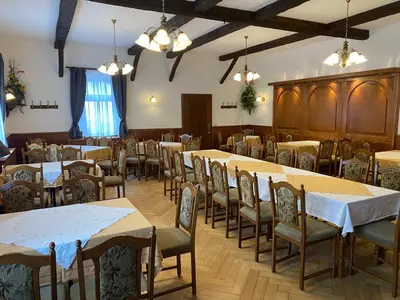Ein Restaurant oder anderes Speiselokal in der Unterkunft Hotel Bielatal