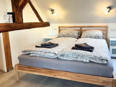 Ein Bett oder Betten in einem Zimmer der Unterkunft Gasthaus Bomsdorf - ruhige Lage, free WLAN & Parken, Self Check-In, Smart-TV