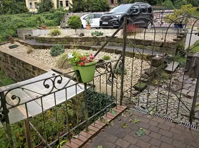 Ein Garten an der Unterkunft Idyllische Ferienwohnung in Zentrumsnähe