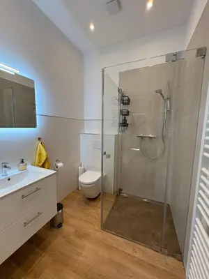 Ein Badezimmer in der Unterkunft FEWO 1 Landeskrone Dresden