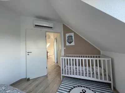 Ein Bett oder Betten in einem Zimmer der Unterkunft 105 QM neues klimatisiertes Appartment für Familien Privater Parkplatz