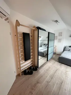 Ein Bett oder Betten in einem Zimmer der Unterkunft 105 QM neues klimatisiertes Appartment für Familien Privater Parkplatz