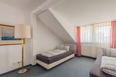 Ein Bett oder Betten in einem Zimmer der Unterkunft Pension für Monteure in Dresden, Zimmer mit eigenem Bad und großer Gemeinschaftsküche
