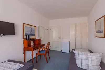 Ein Sitzbereich in der Unterkunft Pension für Monteure in Dresden, Zimmer mit eigenem Bad und großer Gemeinschaftsküche