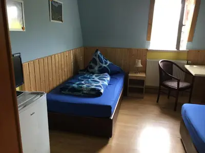 Ein Bett oder Betten in einem Zimmer der Unterkunft Monteur-Zimmer Dresden, Bad-Miniküche, 24-7 Self Check In