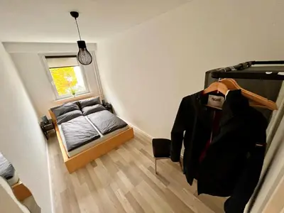 Ein Bett oder Betten in einem Zimmer der Unterkunft KMHosting Zentrum Modern Appartement - Kingsize Boxspringbett