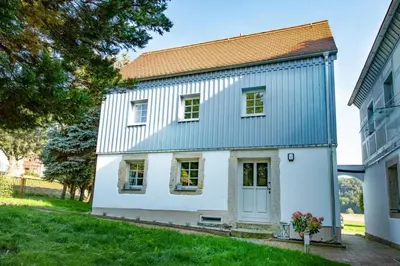 Das Gebäude in dem sich das Ferienhaus befindet