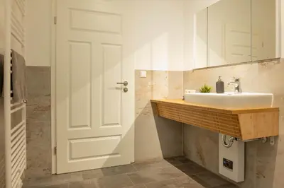 Ein Badezimmer in der Unterkunft Landstiltraum mit zwei Schlafzimmern zwischen L/DD