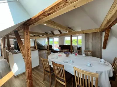 Ein Sitzbereich in der Unterkunft Apartment-Haus Landeskrone