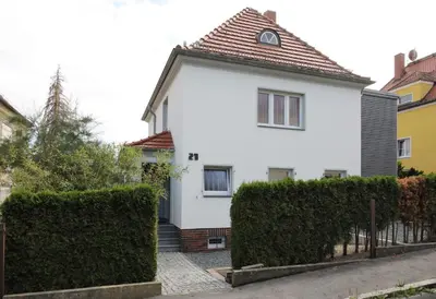 Das Gebäude in dem sich das Ferienhaus befindet