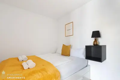 Ein Bett oder Betten in einem Zimmer der Unterkunft PINEAPPLE APARTMENTS - Dresden Mitte II - free parking