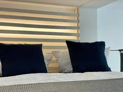 Ein Bett oder Betten in einem Zimmer der Unterkunft Loft Altstadt mit Sandstein Gewölbe und Parkplatz