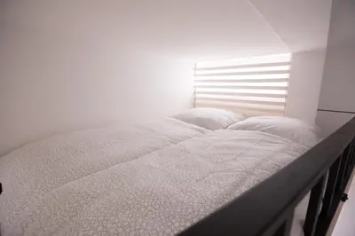 Ein Bett oder Betten in einem Zimmer der Unterkunft Loft Altstadt mit Sandstein Gewölbe und Parkplatz