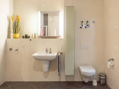 Ein Badezimmer in der Unterkunft 3 Raum FeWo Karl May, gehobene Ausstattung, Radebeul-Ost, 76qm