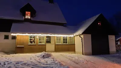 Das Gebäude in dem sich das Ferienhaus befindet