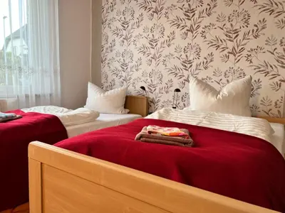 Ein Bett oder Betten in einem Zimmer der Unterkunft Ferienwohnung Landlust - ideal für Hundefreunde und Monteure, free WLAN & Parken, Smart-TV