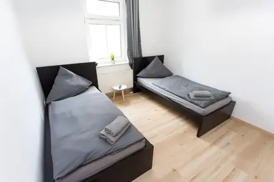 Ein Bett oder Betten in einem Zimmer der Unterkunft Schicke Wohnung mit 3 Schlafzimmern, vollausgestatteter Küche & Bad - Bettwäsche, Handtücher und WiFi inklusive