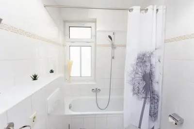 Ein Badezimmer in der Unterkunft Schicke Wohnung mit 3 Schlafzimmern, vollausgestatteter Küche & Bad - Bettwäsche, Handtücher und WiFi inklusive
