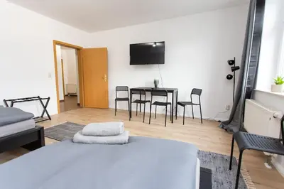 TV/Unterhaltungsangebot in der Unterkunft Schicke Wohnung mit 3 Schlafzimmern, vollausgestatteter Küche & Bad - Bettwäsche, Handtücher und WiFi inklusive