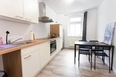 Küche/Küchenzeile in der Unterkunft Schickes 1-Raum-Apartment mit Balkon und vollausgestatteter Küche