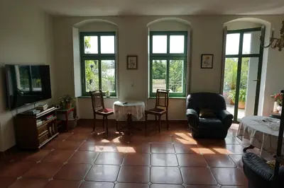 Ein Sitzbereich in der Unterkunft Ferienwohnung Villa Barbara auf der sächsischen Weinroute