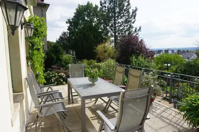 Ein Balkon oder eine Terrasse in der Unterkunft Ferienwohnung Villa Barbara auf der sächsischen Weinroute