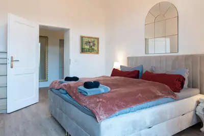 Ein Bett oder Betten in einem Zimmer der Unterkunft The Grande Kaßberg Apartment - Balkon, Netflix, Nespresso, Zentral