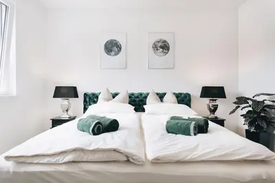 Ein Bett oder Betten in einem Zimmer der Unterkunft Stilvolle 4-Raumwohnung in zentraler Lage