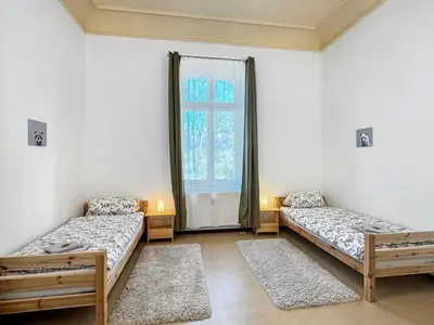 Ein Bett oder Betten in einem Zimmer der Unterkunft Ferienwohnung Villa Nieske - Jugendstil Denkmal, free WLAN & Parken, Self Check-In, Smart-TV
