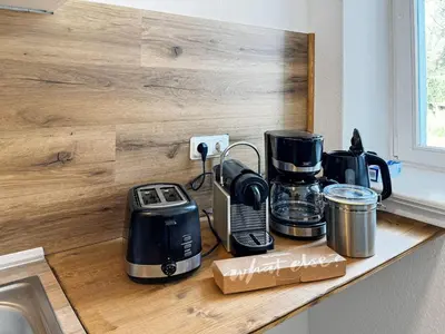 Kaffee-/Teezubehör in der Unterkunft Ferienwohnung Villa Nieske - Jugendstil Denkmal, free WLAN & Parken, Self Check-In, Smart-TV