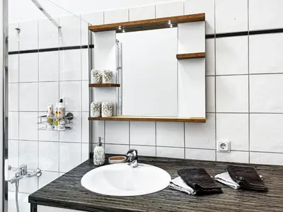 Ein Badezimmer in der Unterkunft Ferienwohnung Villa Nieske - Jugendstil Denkmal, free WLAN & Parken, Self Check-In, Smart-TV