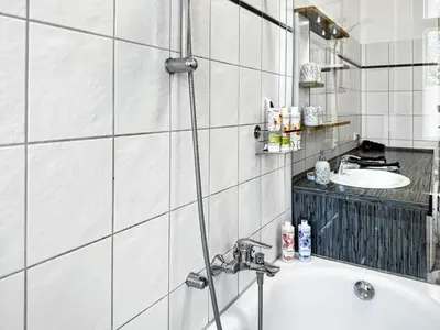 Ein Badezimmer in der Unterkunft Ferienwohnung Villa Nieske - Jugendstil Denkmal, free WLAN & Parken, Self Check-In, Smart-TV