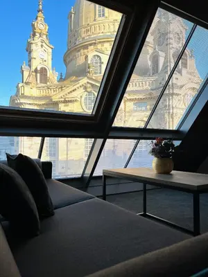 Ein Sitzbereich in der Unterkunft Familienapartment mit Panoramablick zur Frauenkirche