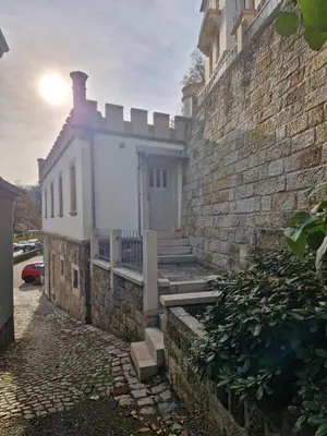 Das Gebäude in dem sich die Ferienwohnung befindet