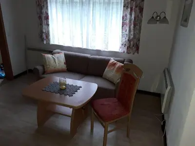 Ein Sitzbereich in der Unterkunft Bungalow blühende Oase