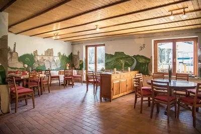 Ein Restaurant oder anderes Speiselokal in der Unterkunft Pension Zum historischen Kalkwerk