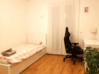 Ein Bett oder Betten in einem Zimmer der Unterkunft Gemütliches Privatzimmer in geräumiger Gemeinschaftswohnung