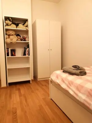 Ein Bett oder Betten in einem Zimmer der Unterkunft Gemütliches Privatzimmer in geräumiger Gemeinschaftswohnung