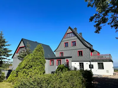 Das Gebäude in dem sich die Ferienwohnung befindet