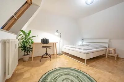 Ein Bett oder Betten in einem Zimmer der Unterkunft Loft mit Balkon im Historischen Altbau am Marktplatz - 75qm, DisneyPlus, 300mbs Internet