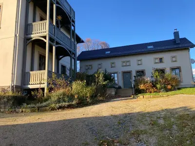 Das Gebäude in dem sich das Ferienhaus befindet