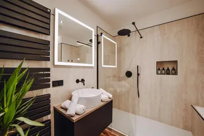 Ein Badezimmer in der Unterkunft EDLER WOHNRAUM Luxuriöse 2 SZ mit Balkon, Kaffeevollautomat, Klima & Lift