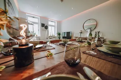 Getränke in der Unterkunft EDLER WOHNRAUM Luxuriöse 2 SZ mit Balkon, Kaffeevollautomat, Klima & Lift