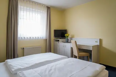 Ein Bett oder Betten in einem Zimmer der Unterkunft Point Hotel Apartments and Rooms