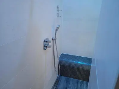 Ein Badezimmer in der Unterkunft NEU! Stilvolle FeWo Finsterwalde