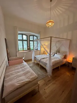 Ein Bett oder Betten in einem Zimmer der Unterkunft Ferienwohnung Hortensie Rittergut Schloss Zehista Gutshaus